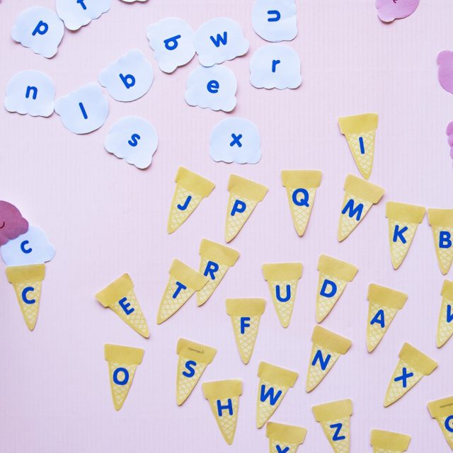 Mon atelier de reconnaissance des lettres avec des de glace