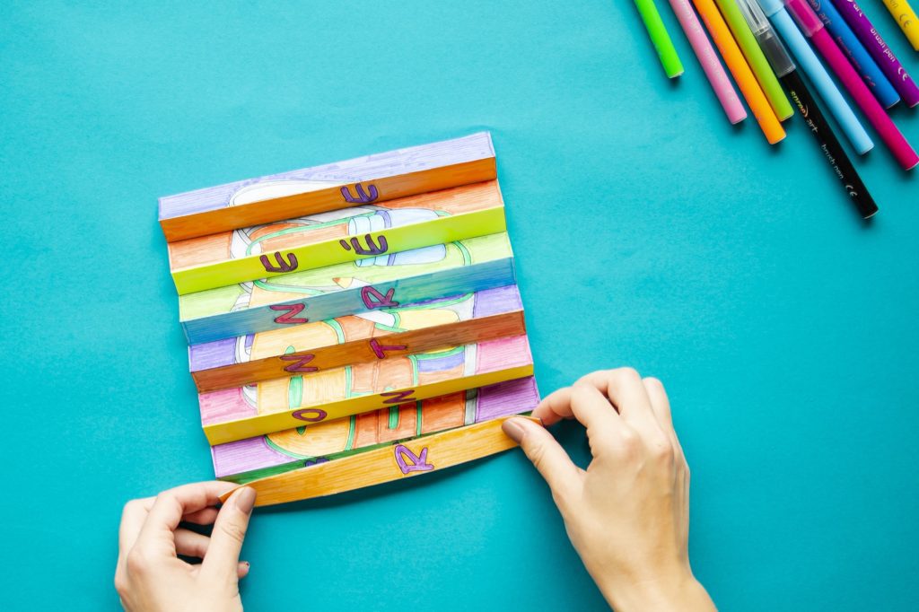 Étape 4 : plie sur chaque bande de façon à former un accordéon