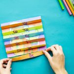 Étape 4 : plie sur chaque bande de façon à former un accordéon