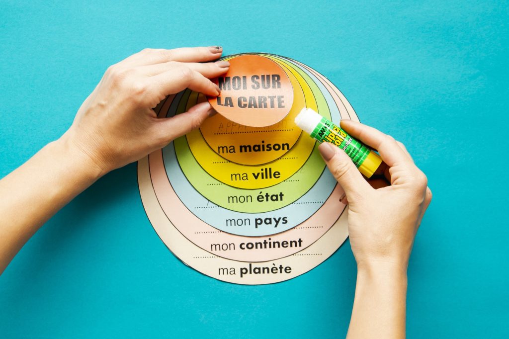 Étape 4 : on regroupe les échelles les unes par dessus les autres et on les agraphe ou colle ensemble