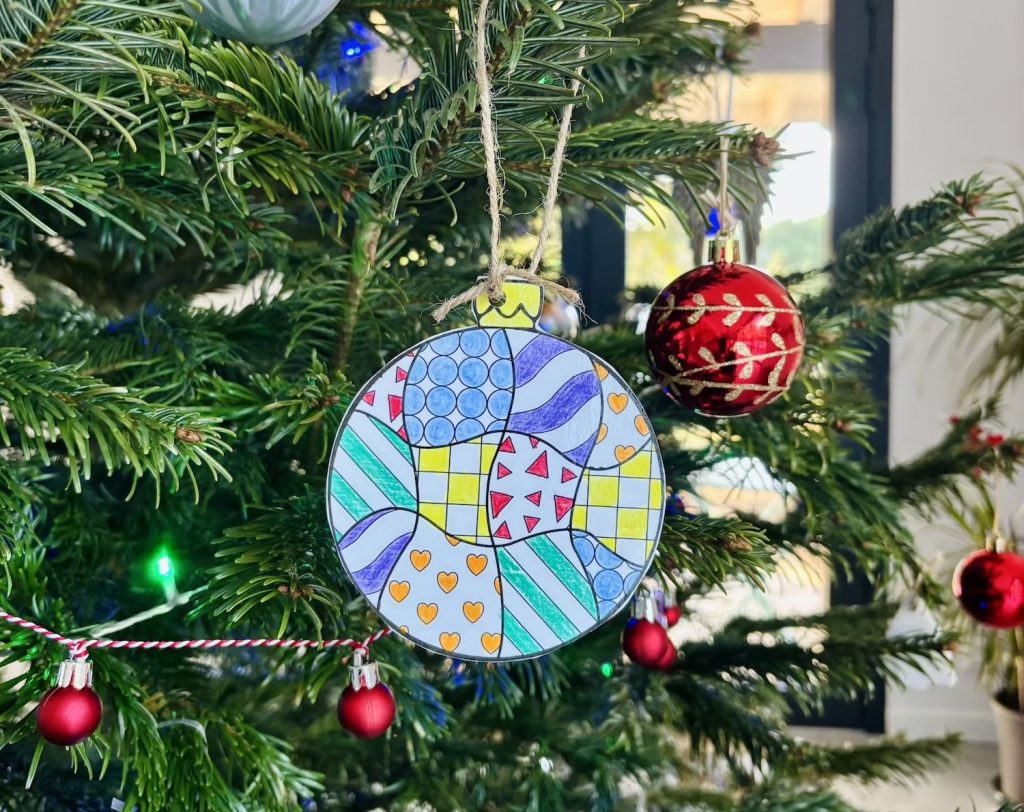 Décorations graphiques de Noël à colorier
